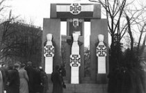 Das Denkmal der Republik unter dem austrofaschistischen Kruckenkreuz der Dollfuß-Diktatur.